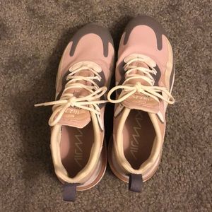 Women’s Nike react tennis shoes